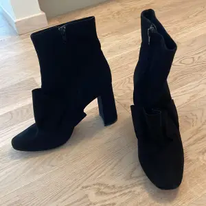 Ankelboots i äkta läder (suede). Ca 10 cm klack. Använd fåtal gånger, säljes då de är för små. Från Zaras tidigare kollektion. Ordinarie pris: 999 kr