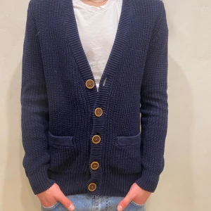 Kofta Cubus  - Kofta Cubus Modell: 184cm & väger 84kg  Skick: Som Ny Färg: blå Material: bomull 