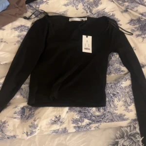 Oanvänd ribbad tröja från lager 157 - Har två st därav två annonser. Helt oanvända och har ej kommit till användning. Storlek Xs. Kontakta innan du trycker på ”köp nu”❤️