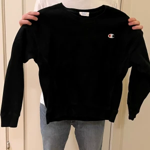 Svart Champion sweatshirt  - En tidlös och klassisk Champion sweatshirt. Kvaliten är bra. Storleken är small men bör kanske betraktas som xtra small då den är relativt liten. 