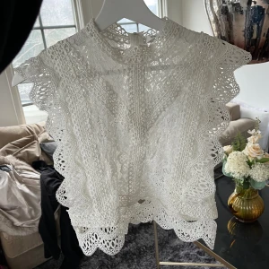 Vit broderad topp - Säljer denna skitsnygga vita broderade topp!💕 aldrig använd och är i strl xs💕