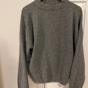 Grå tjocktröja - En grå tjocktröja från hm. Den tjock och varm💋 den är lite knoprig men inget man märker av