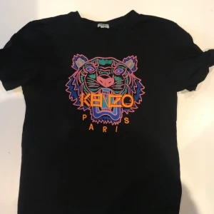 Kenzo Paris T-shirt - Storlek L, knappt använd och i bra skick. Kontakta vid frågor, pris kan diskuteras.