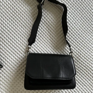 Axelremsväska NA-KD - Jättefin väska som inte kommer till användning, köpt från NA-KD, väldigt fint skick.