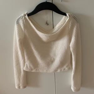 Söt stickad tröja - Tröjan kommer ifrån shein och kan vara något bred i axlarna och lite genomskinlig. Jag har andvänt 1 gång max. Storleken är xs