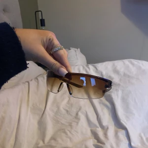 Ombre solglasögon  - Oanvända solglasögon med fördral till, se produktbild ( 3e) . Kommer från shein , inga defekter . 