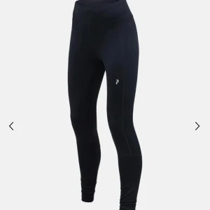 Peak Performance Tights  - Peak Performance. Jersey-tights med borstad insida. Varma att ha utomhus.   Nypris 1600:- 