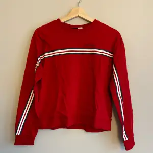 Säljer en röd sweatshirt från H&M! Tröjan är i gott skick och har inga tecken på användning✨