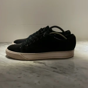 Lanvin cap Toe  - Tja! Säljer mina lanvin cap toe! Dustbag och extra snören finns med. Är mest intresserad ut av byten! Inga skador på själva skon förutom att mokan kan ha blivit lite skadad. Toeboxen är fel fri! Är det någon fråga är det bara att höra av sig! 