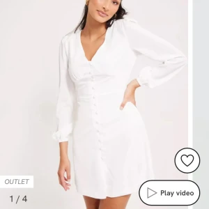 Studentklänning - Jättefin klänning från Nelly. Den är helt oanvänd och har lappar kvar. Slutsåld på hemsidan. 💕                               Säljer för att jag redan har en annan. 💕