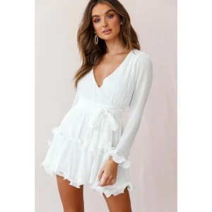 Student klänning - Säljer denna extremt fina student klänning från Dennis Maglic i storlek xs. Använd en gång, så gott som ny.  Köptes för ca 900kr. 