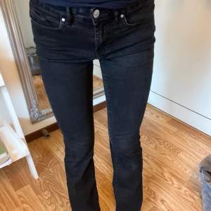 Säljer dessa otroligt snygga lågmidjade bootcut jeans eftersom jag känner att de inte är min stil längre🥰 de är i jättefint skick❤️ jag är 160 cm som referens💕