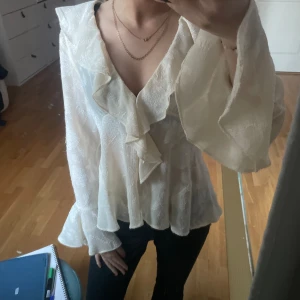 Blus  - Jättesöt blus från zara inte använt många gånger och har inga defekter❤️