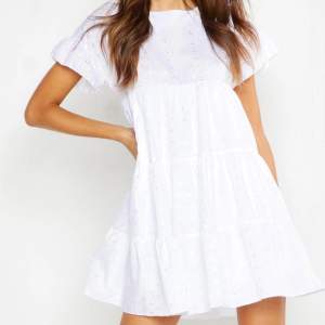 Säljer denna vita playsuit klänningen från boohoo i storlek 36. Jag tänkte ha denna på studenten men hittade en annan istället. 