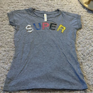Super cool T-shirt - Säljer denna T-shirt i ny skick då den inte kommer till andvändning längre! Trycket ska se slitet ut. 