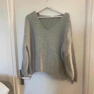 Stickad tröja  - Vringad stickad tröja 