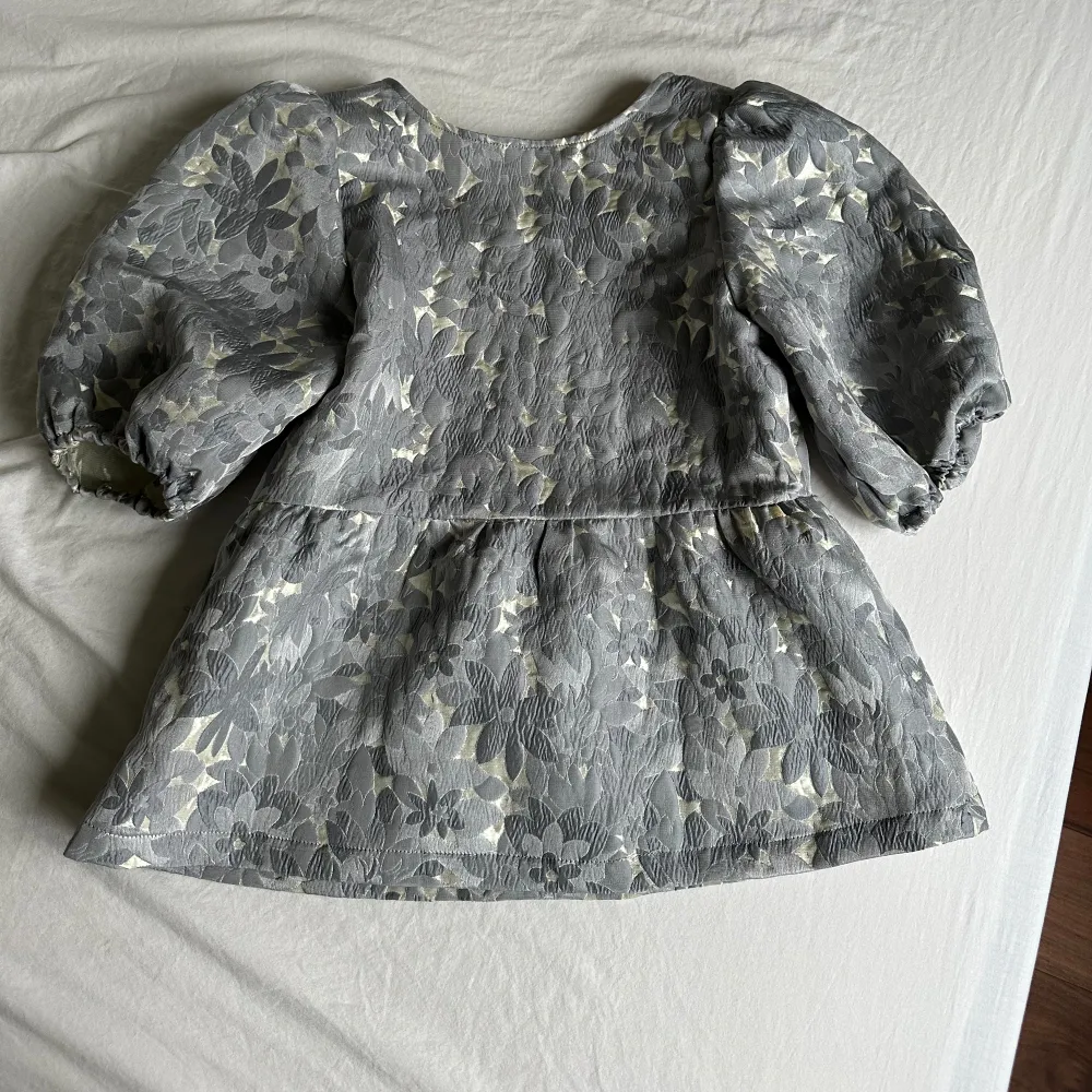 A pretty blouse in good condition. Only used a few times. Silver and blue. New price 800,-. Blusar.
