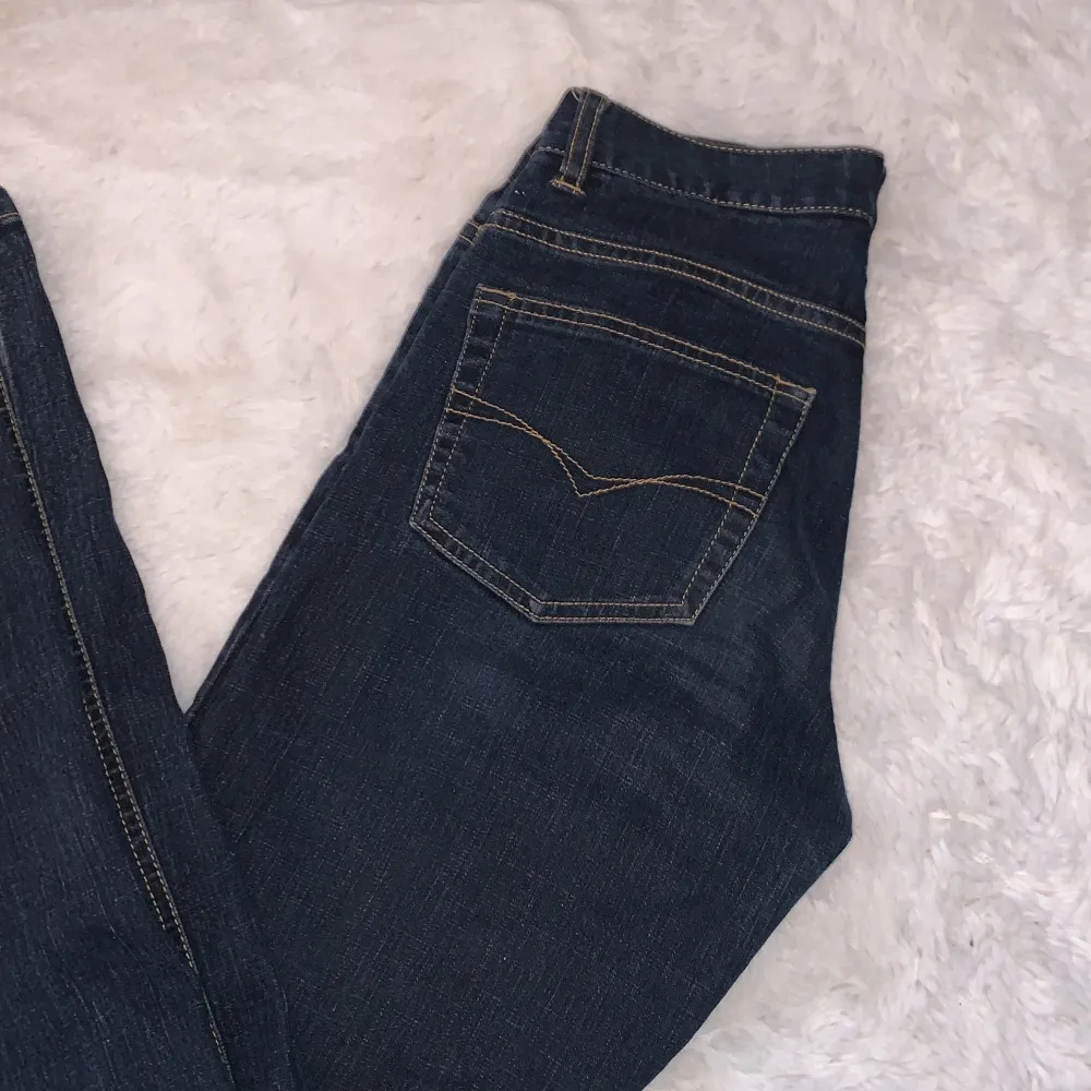 Fina jeans men som är lite slitna vid fötterna och vid knappen, men det gör ingen skillnad när man har på sig dom. Frakt kan skiljas åt vart du bor.. Jeans & Byxor.