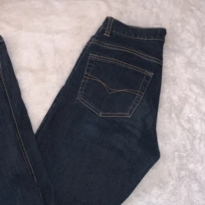 Lågmidjade bootcut jeans - Fina jeans men som är lite slitna vid fötterna och vid knappen, men det gör ingen skillnad när man har på sig dom. Frakt kan skiljas åt vart du bor.
