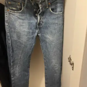 Blåa Levis 501, nypris 1100 kr, mitt pris 550 kr. Lätt slitna längst ner på benen. Modellen på bilden är 180 cm lång.