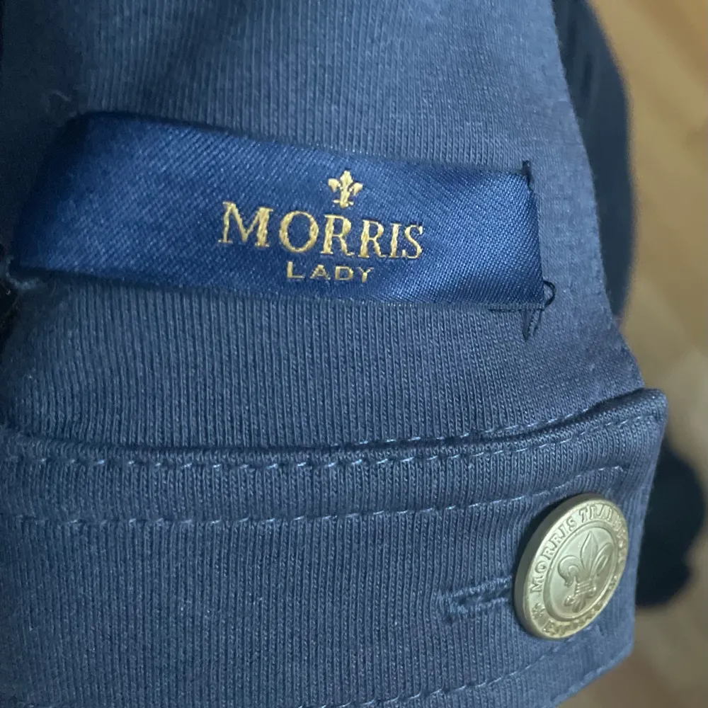 Jättefin lite tjockare kofta från Morris som jag använt en gång,  inga defekter eller liknande, den är i storlek s men passar xs💕. Tröjor & Koftor.