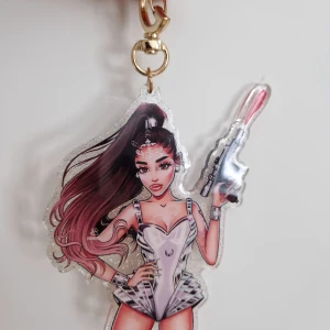 Ariana grande merch - Ariana grande x r.e.m x break free nyckelring Fanmade av as.iluna @ IG. Jättefin med glitter, välgjord & stor. Aldrig använd.