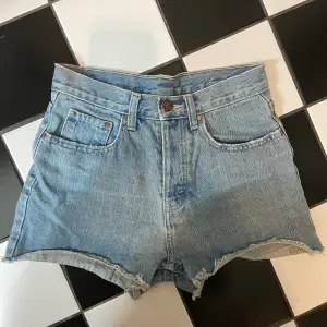 Ljusblå jeans shorts med knappgylf. 💕