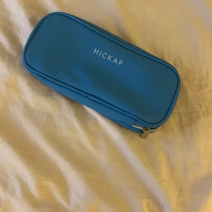Necessär från hickap - Necessär från hickap, är i bra skick nästan aldrig använd. Ny pris 249 men säljer för 99kr