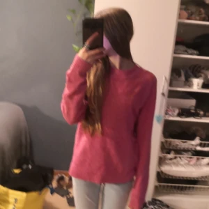 Rosa vero Moda tröja - Fin vero moda töja rosa i bra skick. Lite nåprig (då jag har tvättat den) Sitter bra🤍 skriv för flera bilder. 