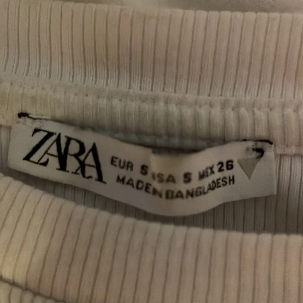 Måttet på denna tröja är 36cm och är i storlek S fint bra skick från Zara. Toppar.