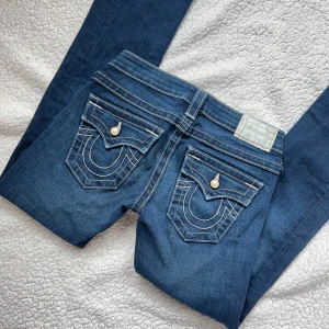 True religion jeans lågmidjade Bootcut  - Lågmidjade och Bootcut true religion jeans i storlek 25/xs. Super fint skick, kan finnas något skav på en två knappar. Men annars i nyskick. Innerbenslängd:74 midjemått:35 (x2) + mycket stretch. Vill du köpa trycker du på köp nu, jag postar inom 24h