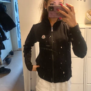 Moncler jacka/ kodta - Hej säljer denna moncler koftan / flis jacka . Storlek S men passar Xs-m beroende på hur man vill att den ska sitta . Inga defekter , bra skick