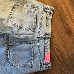 Blå Jeans - Snygga blå jeans från stradivarius  Modellen är Boyfriend Loose