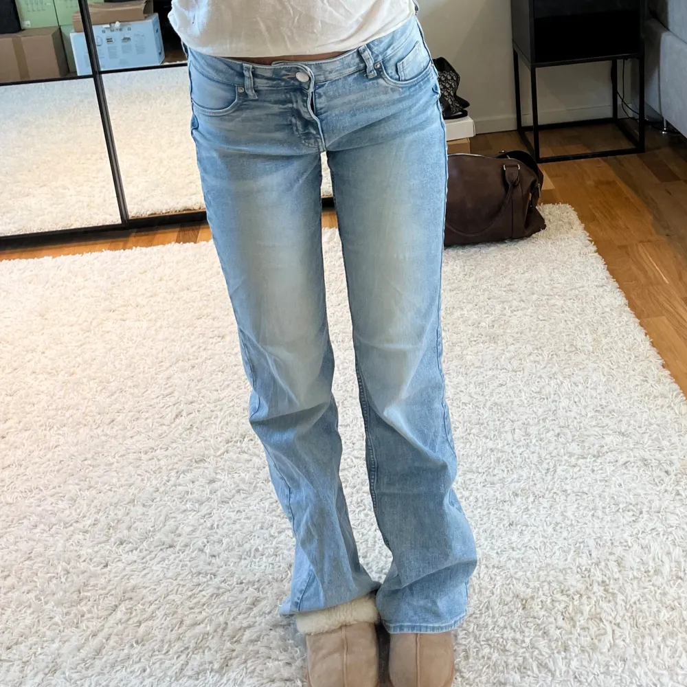 Blå bootcut jeans i storlek 36. Nästan aldrig använda 💕. Jeans & Byxor.