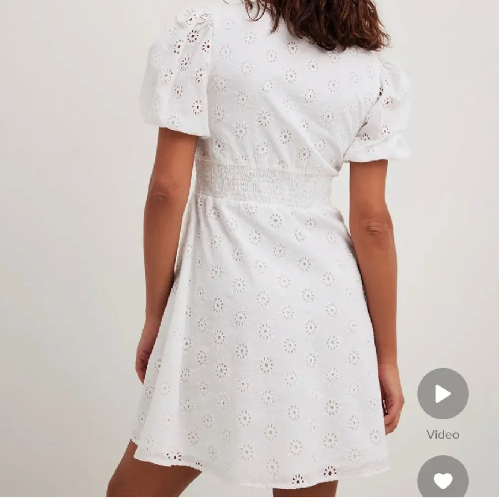 Säljer denna klänning!! Passar perfekt till student eller bara i sommar 🩷Prislapp är kvar!!. Klänningar.