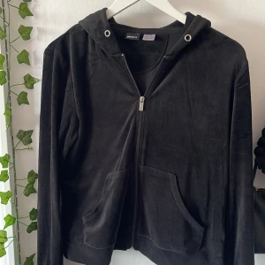 Velour tröja - Svart velour tröja med dragkedja från ginatricot i stl M, snöret till luvan saknas men annars ser den orörd ut🙌🏻