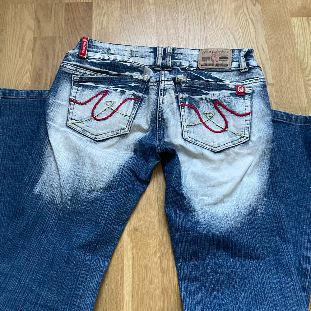 väldigt coola crazy age jeans! lågmidjade och bootcut. Midjemått: 39cm med stretch, innerben: ca 81 cm och grenmått: 17/18 cm. Jeans & Byxor.