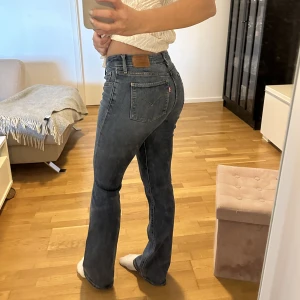 Levis jeans - Ett par bootcut jeans från LEVIS. Vintage. 715 bootcut. Fint skick💙 Passar XS-S