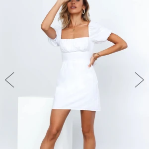 Vit klänning  - Hittade en annan klänning därav säljer jag denna. Är helt ny och har prislappen kvar! 