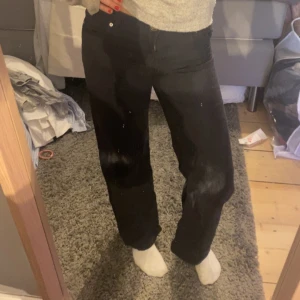 Svarta jeans - Ett par svarta straight jeans från Hm. Knappt använda och därmed inga defekter. 