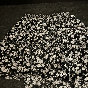 Kjol - Säljer min fina kjol som inte har kommit i användning. Den är från Pernillas egna märke. Och är använd nån enstaka gång. Storlek S