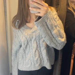 Jätte snygg grå tjock tröja! - Världens finaste gråa tjocktröja från Gina tricot! Jätte mjuk och håller dig varm. Är i storlek s men passar s/m. Köpter för 500 säljer därför för 400kr. !Pris kan diskuteras! Använd ca två,tre gånger bara.