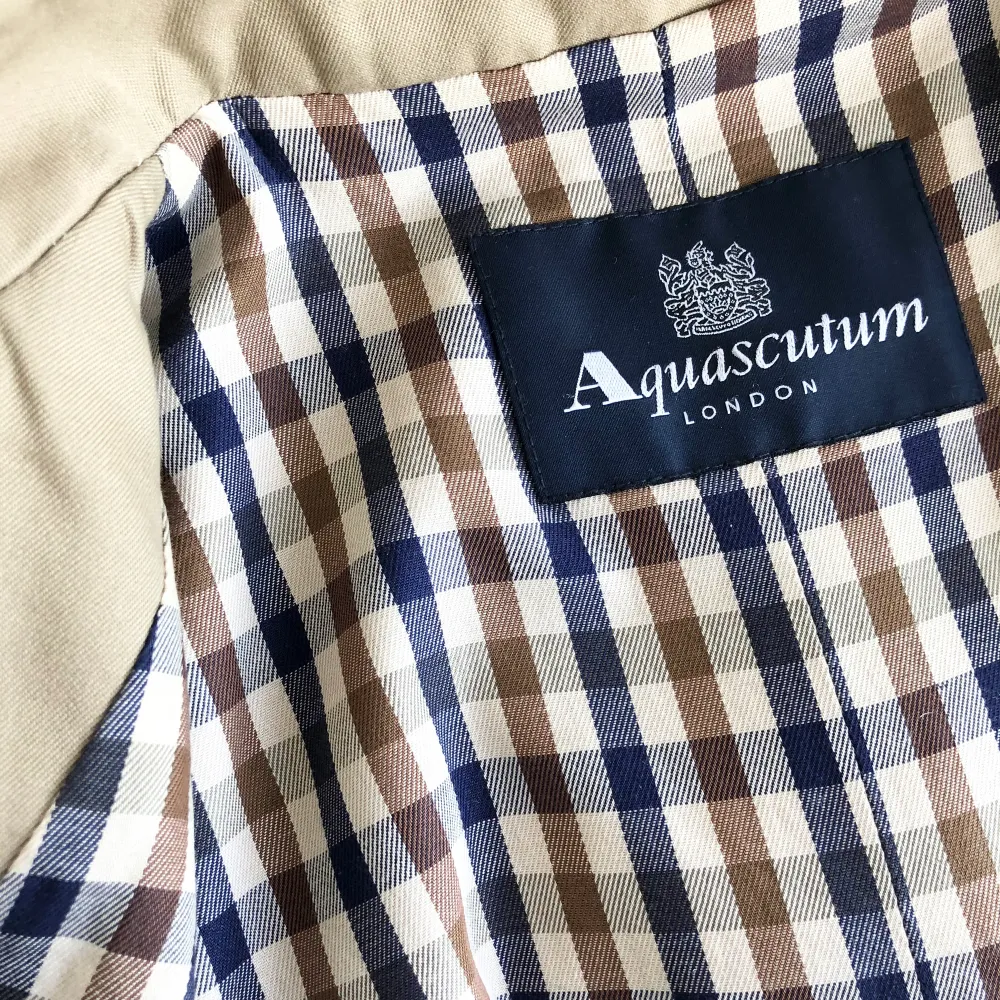 Aquascutum trench i mycket gott skick. Endast använd några gånger.   Inköpt i London Made in UK. Jackor.