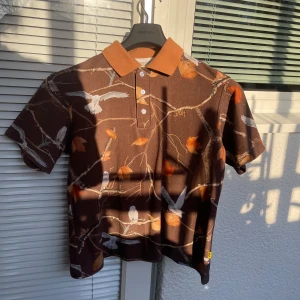 Owl Pique Polo Brown  - köpt från golf wangs hemsida (Tyler The Creator merch), den är från 2k21 vinter kollektionen, har ba använt två gånger så 9.5/10 kondi imo, har digitalt kvitto men fick den från deras mystery box. Kan gå ner i pris om d är rimligt och en snabb affär 