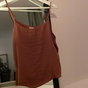 Sommarlinne  - Superfint luftigt linne från monki, passar perfekt till sommaren💕 inga defekter men använt hyfsat mycket💕