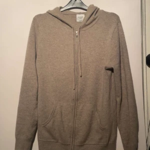 John henric kashmir zip hoodie - Sjuuukt fet kashmir zip hoodie av märket John Henric. Perfekt nu till våren!   Inga defekter 