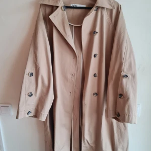 Trenchcoat Zara small - En oversize Trenchcoat från ot Zara. Knappar på ärmar och på ryggen. passar s-m kanske tom large. Bra fall och härlig bomullskvalitet som känns lyxig med lite elastan i.   Storlek: Small. Oz Skick: Inget att anmärka på Material: 97% bomull 3% elastan