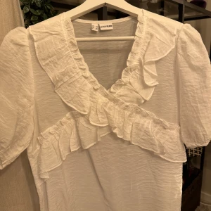 Volangblus  - Snygg blus med volanger 