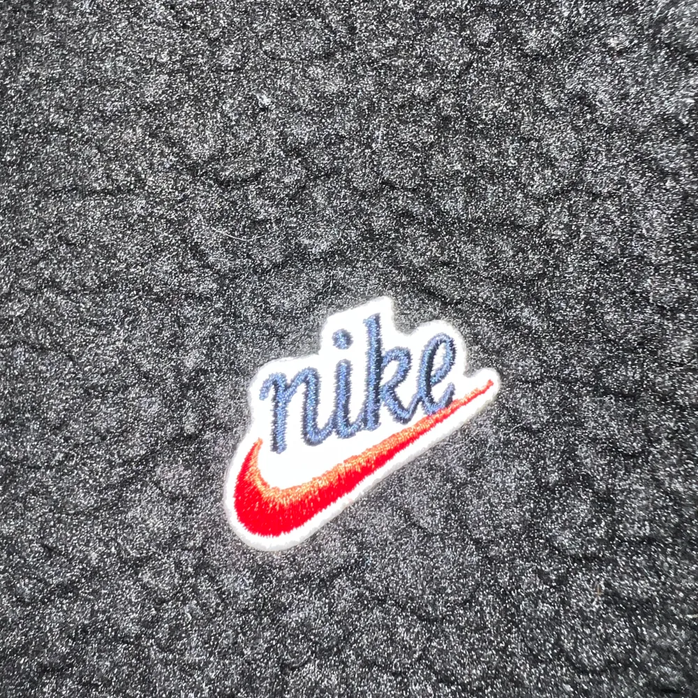 Säljer Nike Fleece Jacka Svart - kan användas som en kofta för den som föredrar. Jackan är skön och knappt använd, liknar ”vintage” stilen även fast dessa jackor är nya. Storleken på jackan/koftan är XS, men den är ganska stor så passar även S.. Jackor.