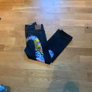 Evisu jeans med mönster på baksidan av byxan  I nyskick  Nypris ca 4000 Mitt pris 1700  Pris kan alltid diskuteras  LOT 2000/ baggy fit